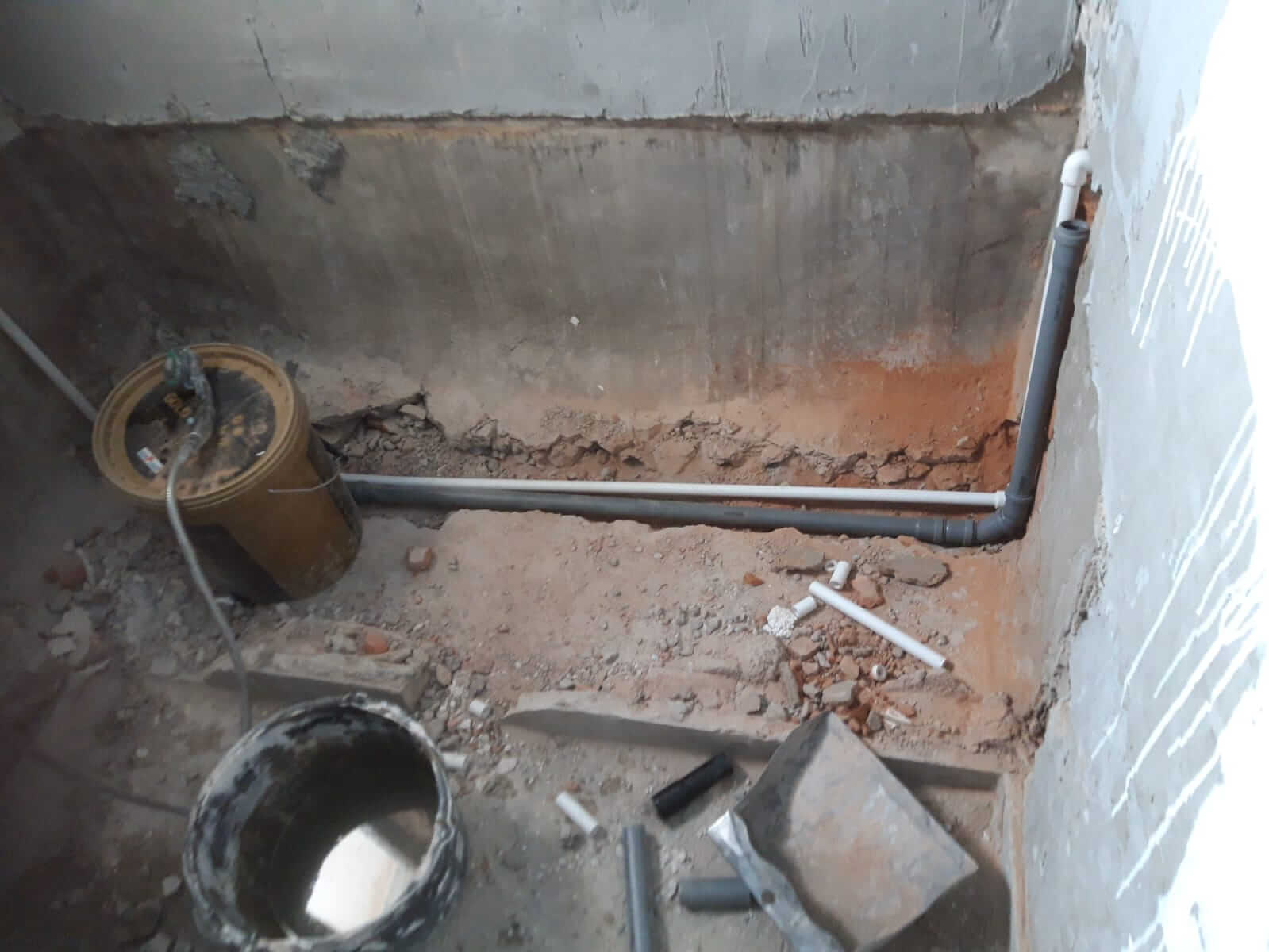 Instalaţie baie - ţevile de alimentare din exterior